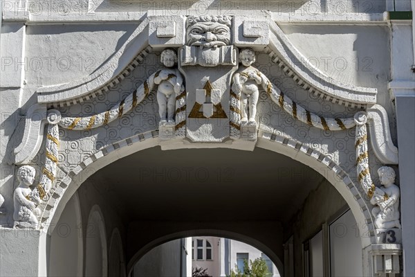 Decorative figures above gateway in Art Nouveau style, naked boys with garland, grim male face, Seltersweg, old town centre, Giessen, Giessen, Hesse, Germany, Europe