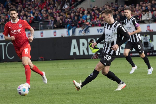 Football match, Tim KLEINDIENST 1.FC Heidenheim, left, watches as Maximilian WOeBER Borussia Moenchengladbach performs a pass into the deep, Voith-Arena football stadium, Heidenheim