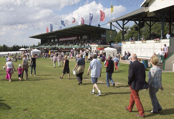 Visitors at the racecourse in Bad Harzburg, 21.07.2015