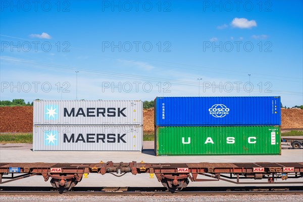 Railcars for containers in a loading area