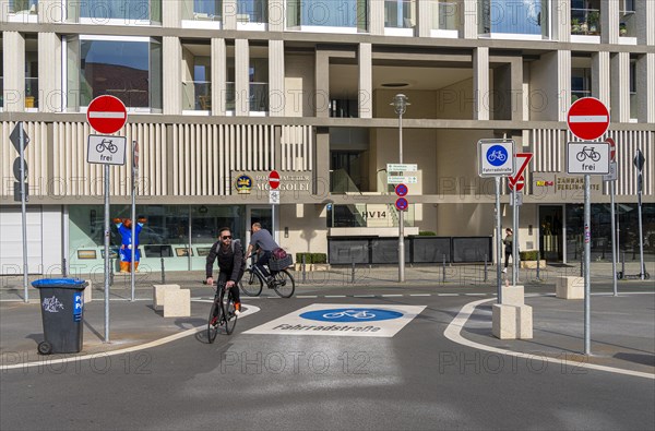 Symbolic photo on the subject of bicycle lanes in Berlin, Niederwallstrasse and Hausvogteiplatz, Berlin-Mitte, Germany, Europe