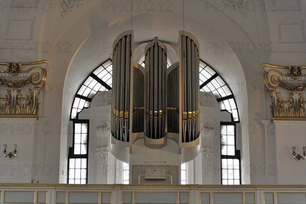 Michaeliskirche, Michel, baroque church St. Michaelis, first start of construction 1647- 1750, modern organ in white and silver inside a church, Hamburg, Hanseatic City of Hamburg, Germany, Europe