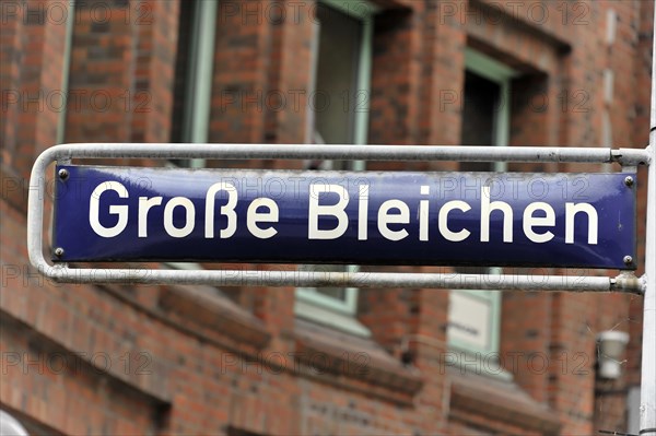 A street sign with the inscription 'Grosse Bleichen' on a cloudy day, Hamburg, Hanseatic City of Hamburg, Germany, Europe