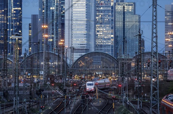 An ICE train leaves Frankfurt Central Station, the Frankfurt skyline with skyscrapers in the background, 15/03/2024