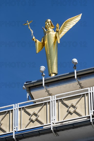 Statue Golden Angel, gilded bronze sculpture by Fritz Bartsch-Hofer, roof of the Engel Apotheke, gold, old town centre, Giessen, Giessen, Hesse, Germany, Europe