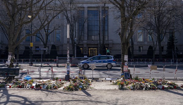 Mourners with flags and flowers in front of the Russian Embassy Unter den Linden, Berlin, Germany, Europe