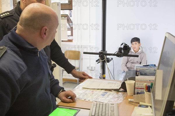 A fugitive is photographed at the Federal Police in Passau during the identification procedure, 05/02/2016