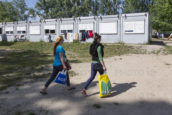 Refugees at the central contact point for asylum seekers in Brandenburg, Eisenhuettenstadt, 3 June 2015