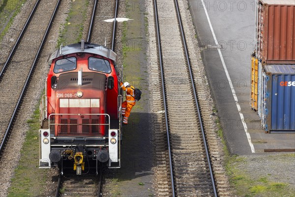 Engine driver with locomotive, class 296 diesel locomotive, Mannheim, Baden-Wuerttemberg, Germany, Europe