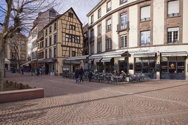 Outdoor area of a catering establishment on Place de la Cathedrale in the old town of Colmar, Department Haut-Rhin, Grand Est, France, Europe