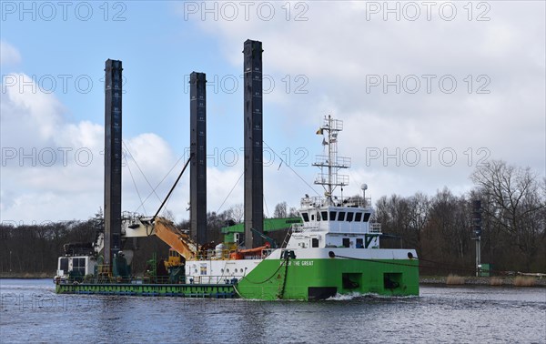 Tugboat, tugboat pulling dredger Peter The Great in the Kiel Canal, Kiel Canal, Schleswig-Holstein, Germany, Europe