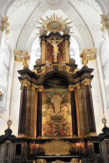 Michaeliskirche, Michel, baroque church St. Michaelis, first start of construction 1647- 1750, golden baroque altar with a biblical painting in a church, Hamburg, Hanseatic City of Hamburg, Germany, Europe
