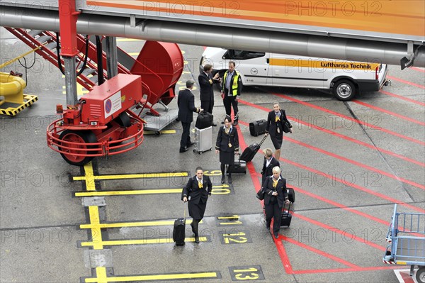 Aircraft crew leaving the aircraft via a gangway on the tarmac, Hamburg, Hanseatic City of Hamburg, Germany, Europe
