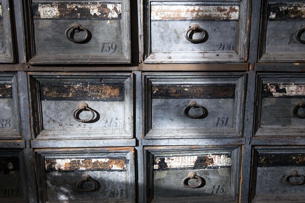 Shelves with drawers containing ingredients for the production of medicines can be found in the former laboratory of the historic Berg Pharmacy in Clausthal-Zellerfeld. The current Berg-Apotheke, one of the oldest pharmacies in Germany, was built in 1674, 09.11.2015