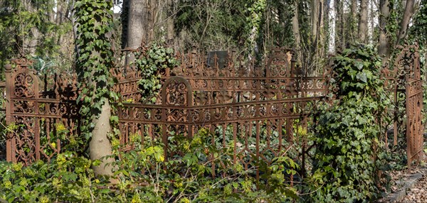 Rusty grave fences, Kirchof 1 of the Evangelische Georgen-Parochialgemeinde, Greisfswalder Strasse, Berlin, Germany, Europe