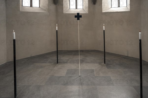 4 candles and a glass cross at the former altar site, St Clare's Church, Koenigstrasse 66, Nuremberg, Middle Franconia, Bavaria, Germany, Europe