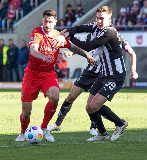 Football match, Tim KLEINDIENST 1.FC Heidenheim in a duel for the ball with Maximilian WOeBER Borussia Moenchengladbach right, football stadium Voith-Arena, Heidenheim