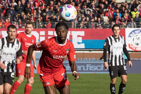 Football match, Omar TRAORE 1.FC Heidenheim the ball in his sights, Voith-Arena football stadium, Heidenheim