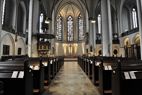 Sankt-Petri-Kirche, parish church, construction started in 1310, Moenckebergstrasse, wide-angle view of a Gothic church interior with stained glass windows and pews, Hamburg, Hanseatic City of Hamburg, Germany, Europe