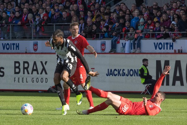 Football match, Jordan SIEBATCHEU Borussia Moenchengladbach left escapes with the ball Norman THEUERKAUF 1.FC Heidenheim, football stadium Voith-Arena, Heidenheim