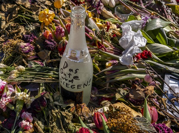 Mourners with flags and flowers in front of the Russian Embassy Unter den Linden, Berlin, Germany, Europe