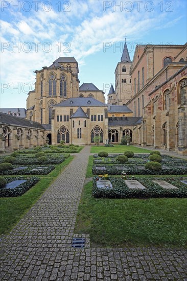 Inner courtyard with tombs and cloister Church of Our Lady and UNESCO St Peter's Cathedral, Trier, Rhineland-Palatinate, Germany, Europe