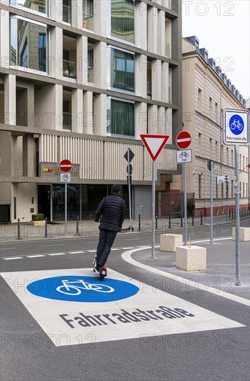 Symbolic photo on the subject of bicycle lanes in Berlin, Niederwallstrasse and Hausvogteiplatz, Berlin-Mitte, Germany, Europe