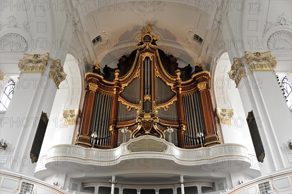Michaeliskirche, Michel, baroque church St. Michaelis, first start of construction 1647- 1750, A large church organ with golden decorations in the interior of a church, Hamburg, Hanseatic City of Hamburg, Germany, Europe