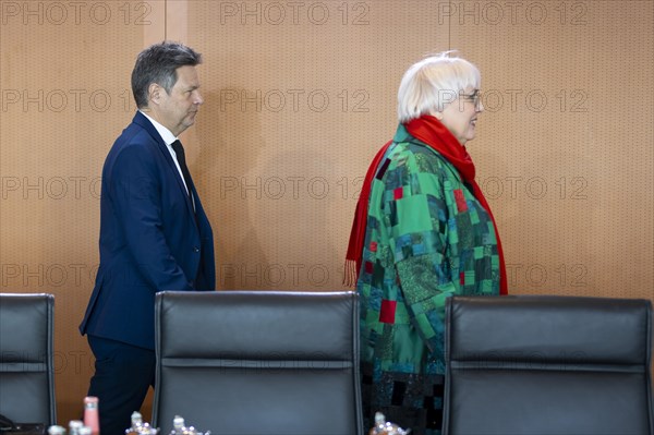 Robert Habeck, Federal Minister for Economic Affairs and Climate Protection and Vice-Chancellor, and Claudia Roth, Minister of State for Culture, on the sidelines of a cabinet meeting. Berlin, 20 March 2024