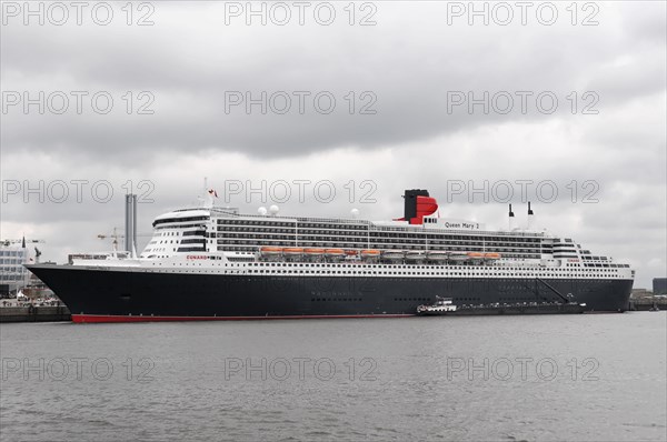 Side view of a large Cunard cruise ship Queen Mary 2, on a cloudy day, Hamburg, Hanseatic City of Hamburg, Germany, Europe