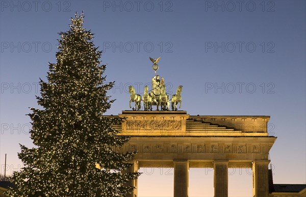 Festively decorated Christmas tree at the Brandenburg Gate, Berlin, 02.12.2016