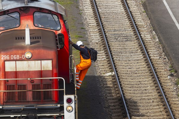 Engine driver with locomotive, class 296 diesel locomotive, Mannheim, Baden-Wuerttemberg, Germany, Europe