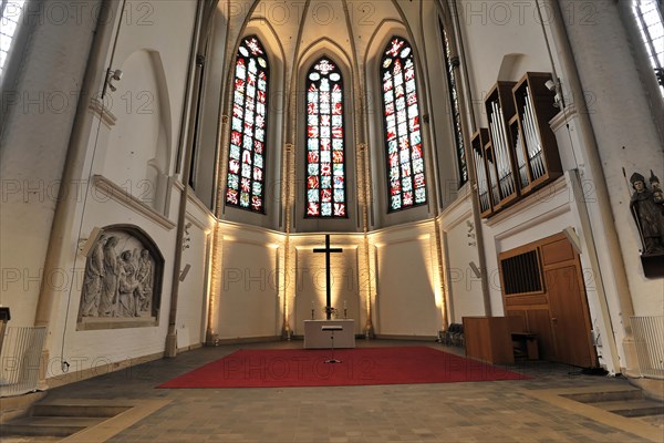 Sankt-Petri-Kirche, parish church, construction began in 1310, Moenckebergstrasse, bright church interior with simple pews and radiant stained glass windows above the altar, Hamburg, Hanseatic City of Hamburg, Germany, Europe