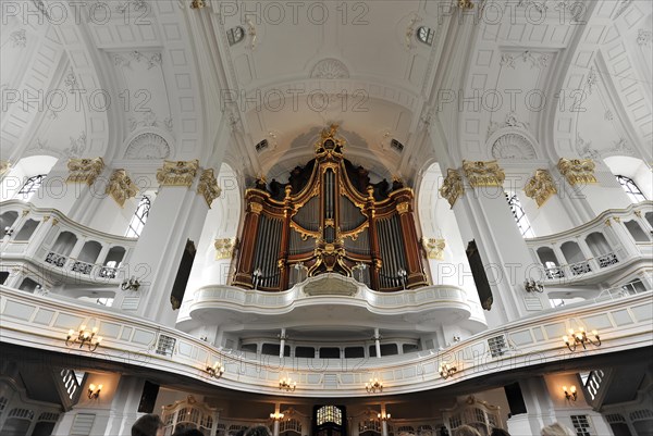 Michaeliskirche, Michel, baroque church St. Michaelis, first start of construction 1647- 1750, large baroque organ on the gallery of a church with white walls, Hamburg, Hanseatic City of Hamburg, Germany, Europe