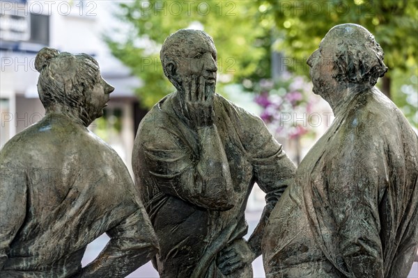 Three chatterboxes, bronze sculpture by Karl-Henning Seemann, pedestrian zone, city centre, Giessen, Giessen, Hesse, Germany, Europe