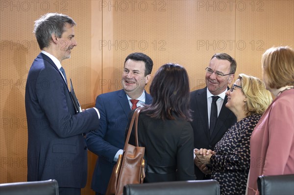 Government spokesperson Steffen Hebestreit in conversation with Hubertus Heil, Federal Minister of Labour and Social Affairs, Annalena Baerbock, Federal Foreign Minister, Federal Defence Minister Boris Pistorius, SPD, Svenja Schulze, Acting Federal Minister for the Environment, and Lisa Paus, Greens, Federal Minister for Family Affairs, on the sidelines of a cabinet meeting. Berlin, 20 March 2024