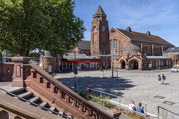 Historic Wilhelmine railway station, staircase to the station square, clock tower, reception building, neo-Romanesque and Art Nouveau, red sandstone, cultural monument, listed building, Giessen, Giessen, Hesse, Germany, Europe