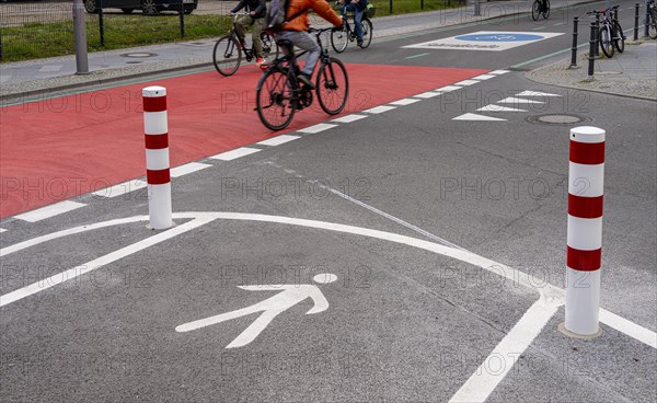 Symbolic photo on the subject of bicycle lanes in Berlin, Niederwallstrasse and Hausvogteiplatz, Berlin-Mitte, Germany, Europe