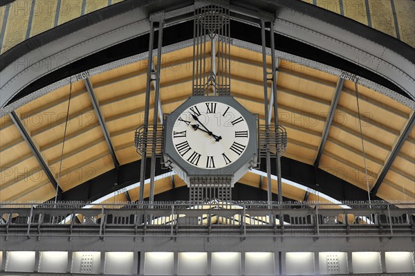 Modern railway station clock on a vaulted ceiling with glass and metal structures, Hamburg, Hanseatic City of Hamburg, Germany, Europe