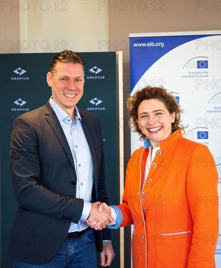 Nicola Beer (r), Vice-President of the European Investment Bank (EIB), and Markus Fuhrmann, founder and CEO of GROPYUS, at a press conference in Berlin on Tuesday 19 March 2024. The EIB is providing GROPYUS with a EUR40 million InvestEU-backed Venture Dent loan to fully automate the production of sustainable apartment buildings