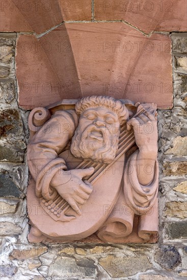 Console under bay window, ornamental console with relief in sandstone, musician with lute, old neo-renaissance castle, former medieval moated castle, Oberhessisches Museum, old town, Giessen, Giessen, Hesse, Germany, Europe