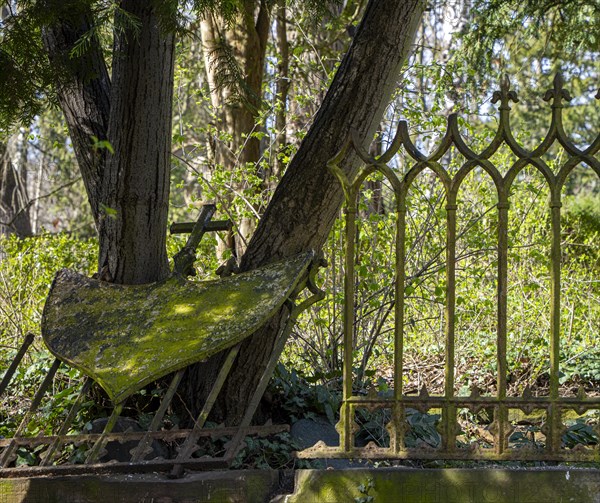 Rusty grave fences, Kirchof 1 of the Evangelische Georgen-Parochialgemeinde, Greisfswalder Strasse, Berlin, Germany, Europe