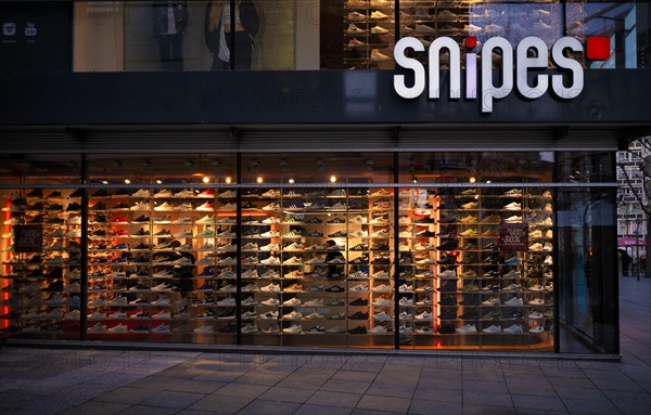 Snipes, retail, department stores' chain, shoes, logo, twilight, mixed light, Koenigsstrasse, Stuttgart, Baden-Wuerttemberg, Germany, Europe