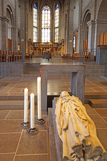 Tomb of the Apostle Matthias in the Romanesque Church of St Matthias, interior view, tomb, candles, sculpture, lying, Benedictine Abbey, Trier, Rhineland-Palatinate, Germany, Europe