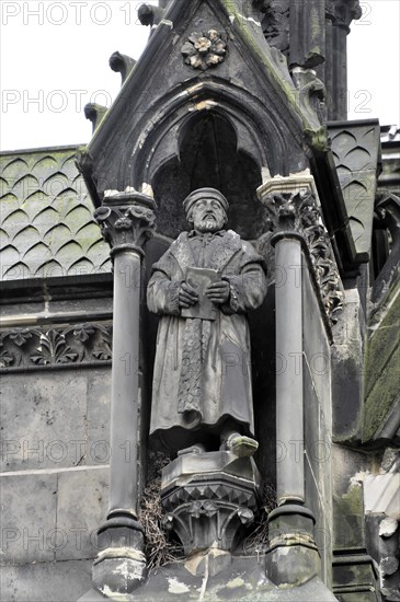 St Peter's Church, parish church, construction began in 1310, Moenckebergstrasse, stone statue of a historical figure with hat and pilgrim's staff in a wall niche, Hamburg, Hanseatic City of Hamburg, Germany, Europe