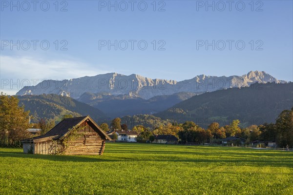 Hay barn with meadow and Wetterstein mountains in the evening light, Garmisch-Partenkirchen, Werdenfelser Land, Upper Bavaria, Bavaria, Germany, Europe