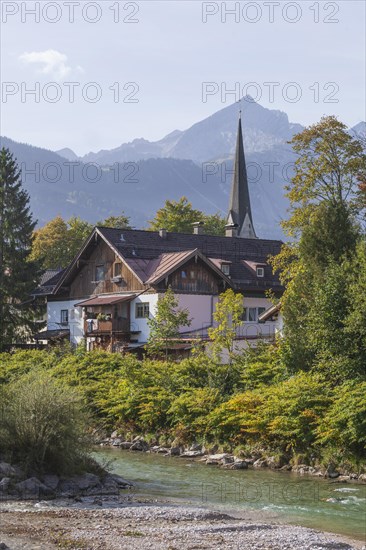 Loisach with houses, old parish church St. Martin, Wetterstein mountains with alpine seats, Garmisch-Partenkirchen, Werdenfelser Land, Upper Bavaria, Bavaria, Germany, Europe