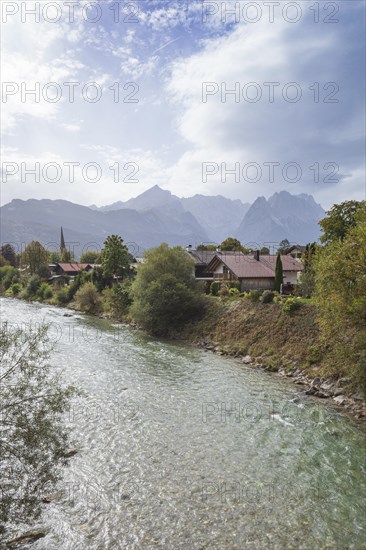 Loisach with houses, old parish church St. Martin, Wetterstein mountains with Alpsitze and Zugspitz massif, Garmisch-Partenkirchen, Werdenfelser Land, Upper Bavaria, Bavaria, Germany, Europe