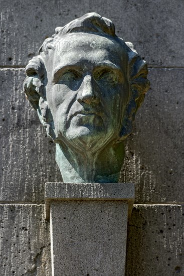 Monument, portrait on stele for chemist Justus von Liebig, bronze sculpture by Fritz Schaper, Giessen Heads art project, Old Town, Giessen, Giessen, Hesse, Germany, Europe