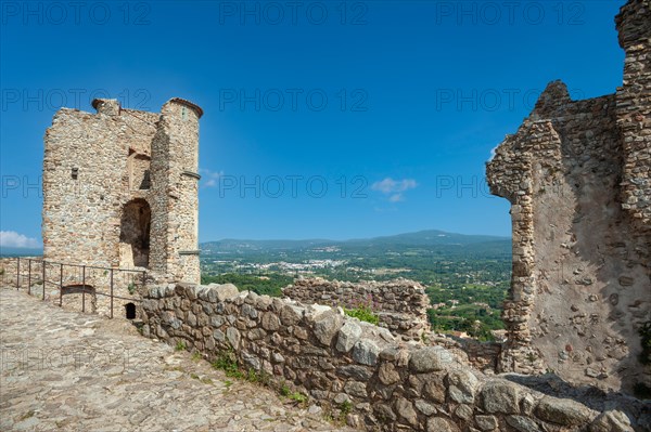 Ruins of Grimaud Castle with a view of the village of Grimaud, in the background the hills of the Massif des Maures, Grimaud-Village, Var, Provence-Alpes-Cote d'Azur, France, Europe